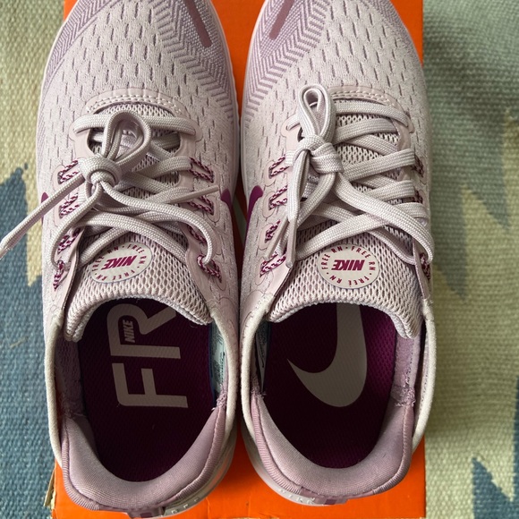 Women’s Nike Free 5.0 style in pink - Picture 2 of 5